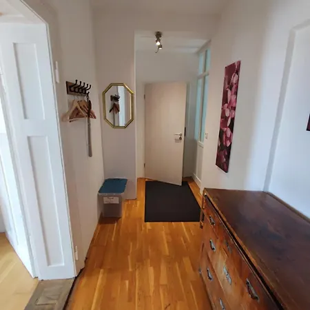Апартаменты Altbau-traum Mit Riesen-dachterrasse