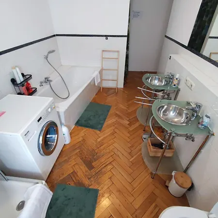 Апартаменты Altbau-traum Mit Riesen-dachterrasse