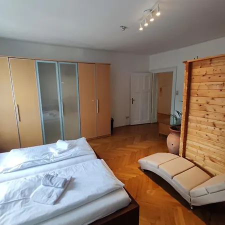 Altbau-traum Mit Riesen-dachterrasse Апартаменты